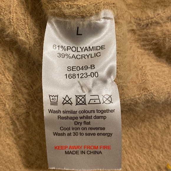 FRANCESCA’S CUPCAKE CLOTHING LTD. Tan Fuzzy V-neck Cardigan Size Large Chevron - Picture 9 of 9